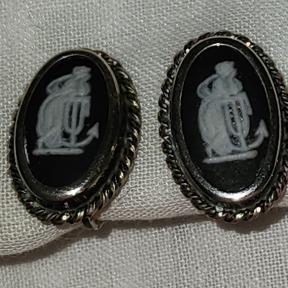 Wedgewood Sterling Screwback Earrings - Picture 2 of 15